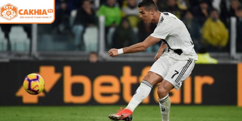 Những cú sút xa đẹp nhất thế giới